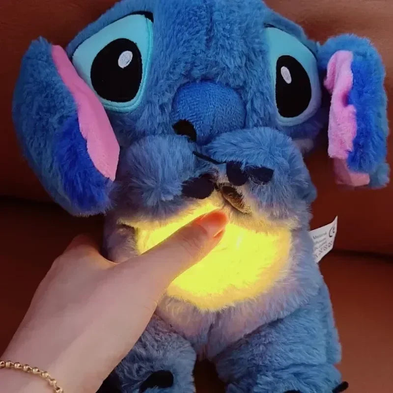 Pelúcia Musical Stitch com Luz Noturna – Aconchego para Bebês e Crianças