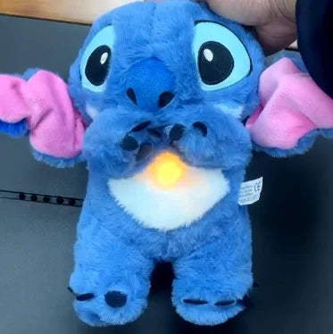 Pelúcia Musical Stitch com Luz Noturna – Aconchego para Bebês e Crianças